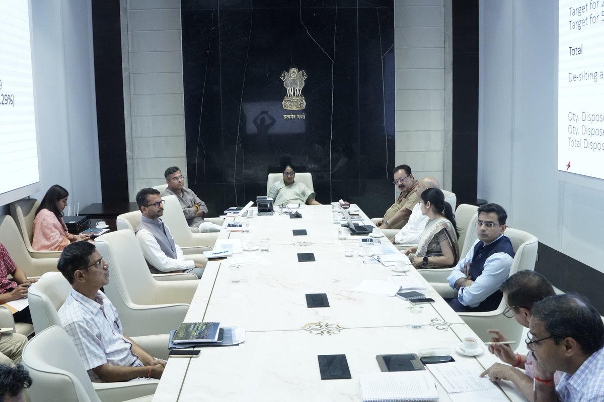 CMODelhi's tweet image. 1/3
आज मुख्यमंत्री श्रीमती @gupta_rekha ने Irrigation and Flood Control Department के अधिकारियों के साथ समीक्षा बैठक की। बैठक में मानसून पूर्व तैयारियों की समीक्षा की गई। इस बैठक में कैबिनेट मंत्री @p_sahibsingh भी मौजूद रहे।

#ViksitDelhi