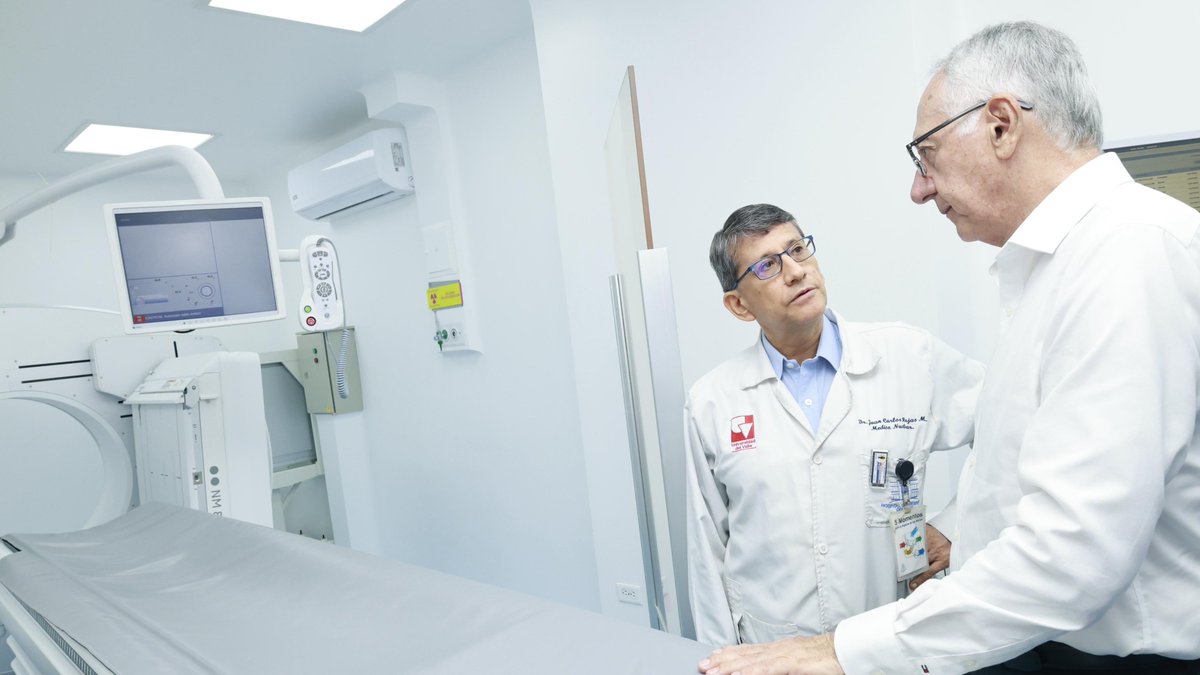 MinSaludCol's tweet photo. En su recorrido por el Hospital Universitario del Valle Evaristo García E.S.E en Cali, el ministro de Salud, @GA_Jaramillo, hizo entrega de equipos de dotación biomédica como el GammaCámara en el servicio de medicina nuclear por $2.430 millones y una torre artroscopia con una inversión de $953 millones, para una atención especializada.

"Las entregas de equipos médicos y las  obras en salud  que adelantamos en el departamento del Valle, son la oportunidad para mejorar la atención básica de los vallecaucanos. Estamos  trabajando por una salud predictiva, preventiva y resolutiva para todo el occidente colombiano", dijo el  ministro.

#ColombiaTieneQuienLaCuide