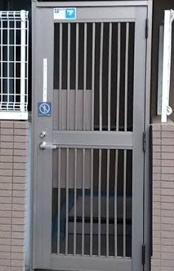 移民が増えると日本の家屋も鉄格子の扉で防犯対策しなきゃ安心出来ない治安になってきそうですね
北国は風除室がガラス付き鉄格子に変わってそう。
リフォーム業社は移民治安悪化特需になると思います
難民受け入れ出したら終わりですね