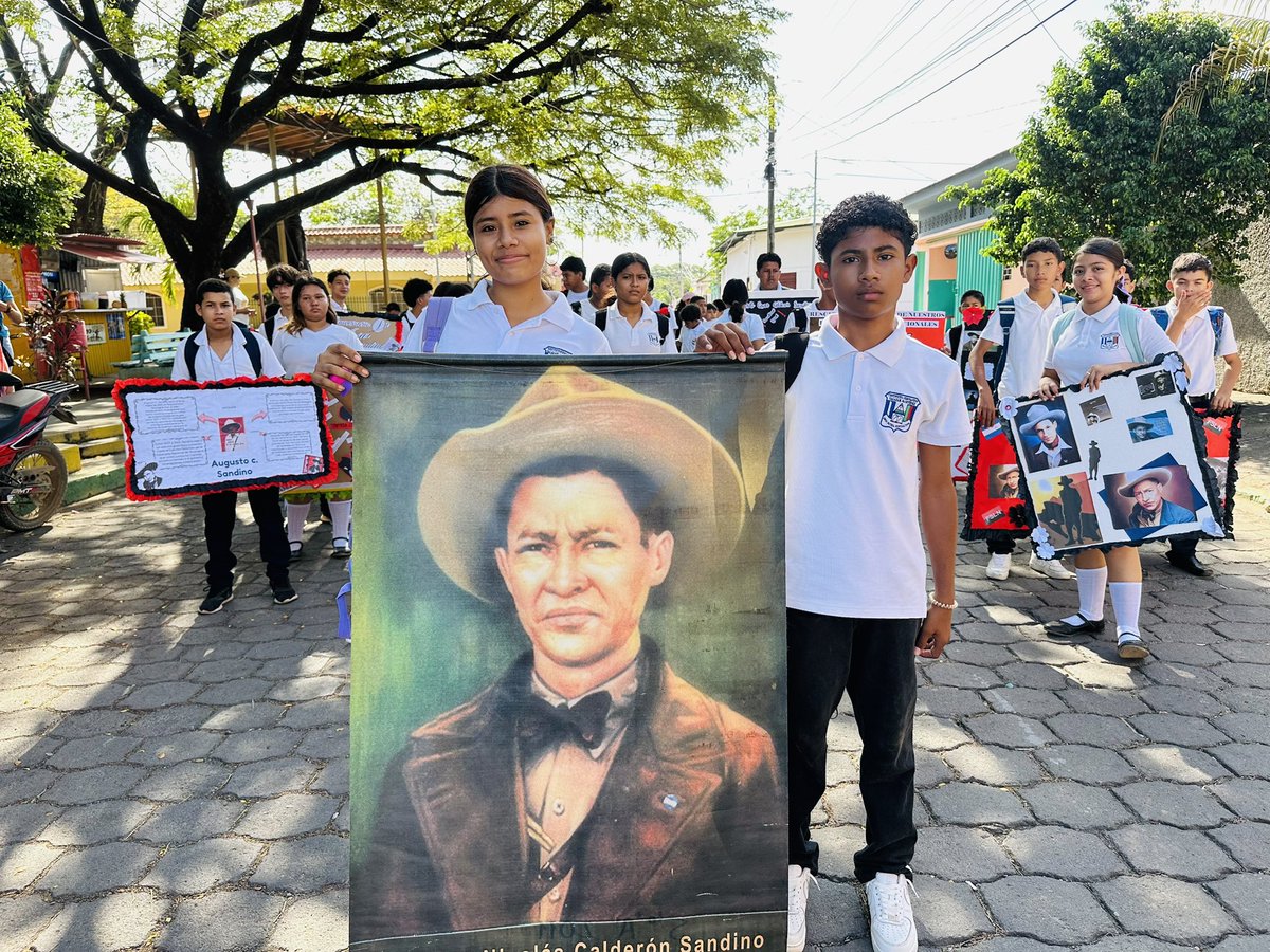 La comunidad educativa del municipio de Nagarote celebró con entusiasmo el Carnaval “Sandino, Luz y Verdad”, en conmemoración del 130 Aniversario del Natalicio del General Augusto C. Sandino.
Un evento lleno de cultura, identidad.