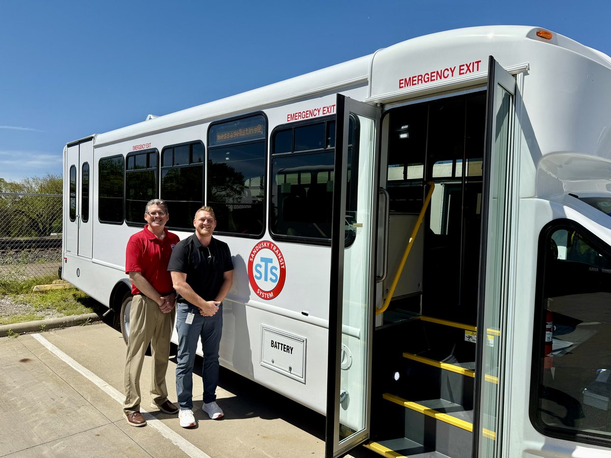 cityofsandusky's tweet image. Our new @SanduskyTransit buses have arrived! 🚌

Earlier today, City Manager John Orzech and Transit Administrator James Stacey went out to the transit depot at the Amtrak Station to check out the 3 new STS buses that were delivered this week.