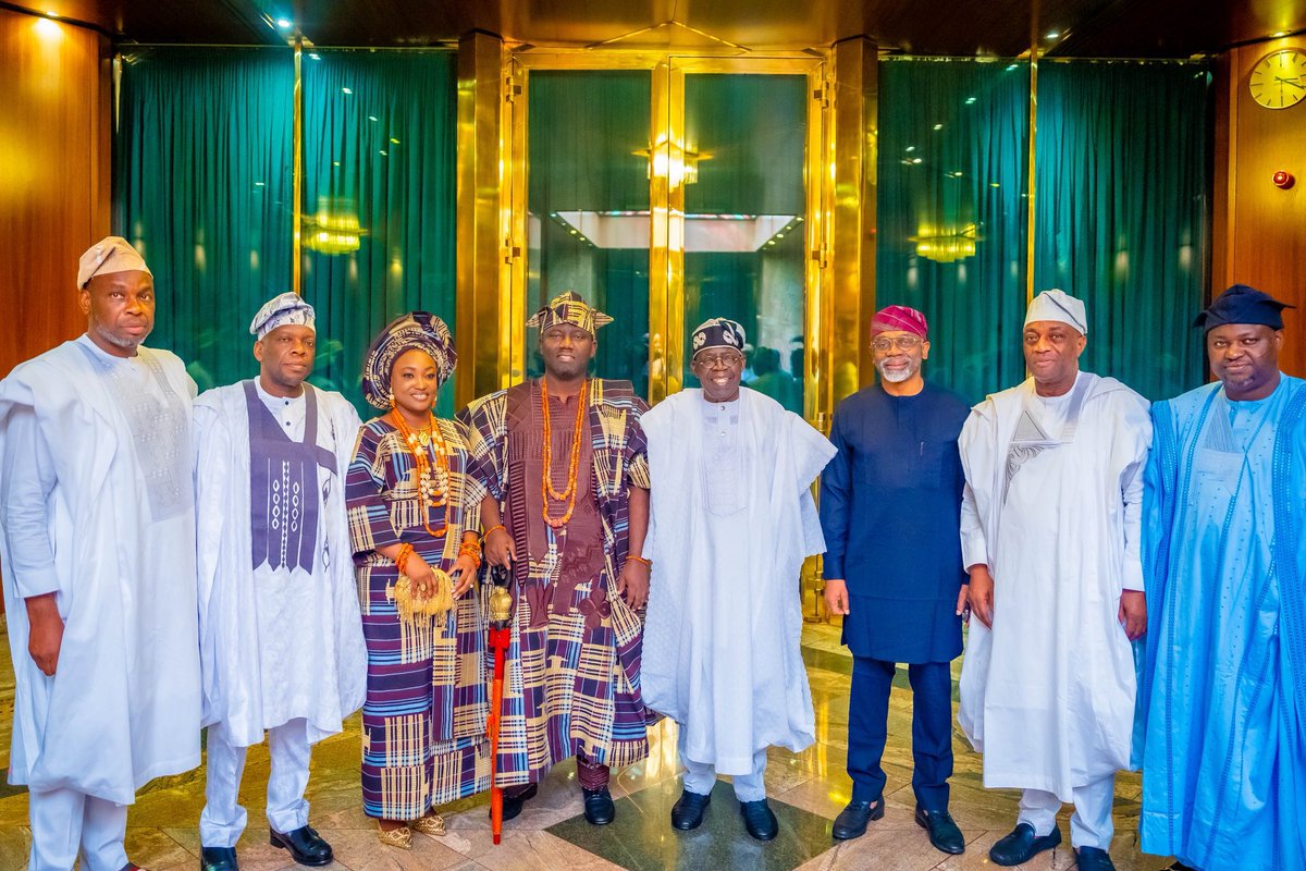 moore_ojo's tweet image. President @officialABAT, GCFR, welcomed His Imperial Majesty, Oba Abimbola Akeem Owoade I, the 46th Alaafin of Oyo, for a courtesy visit at the Presidential Villa.

#VillaToday