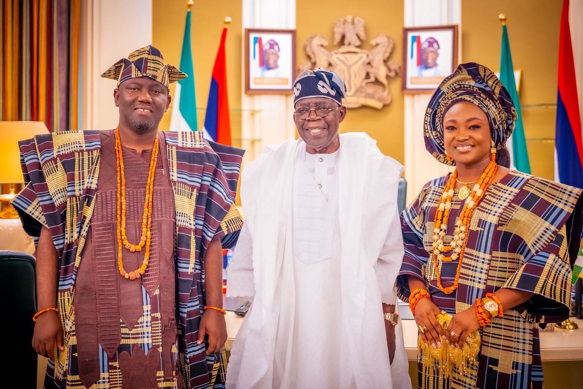 moore_ojo's tweet image. President @officialABAT, GCFR, welcomed His Imperial Majesty, Oba Abimbola Akeem Owoade I, the 46th Alaafin of Oyo, for a courtesy visit at the Presidential Villa.

#VillaToday