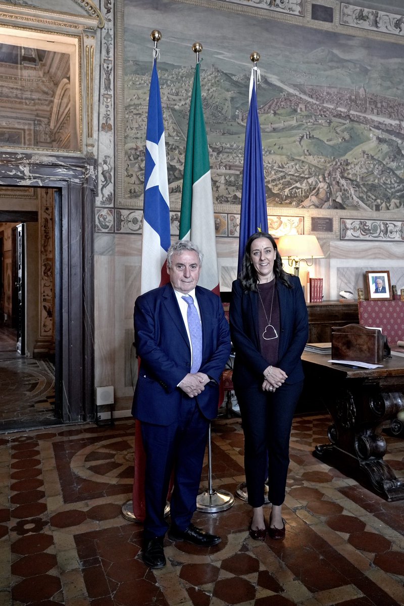 Un piacere ricevere a Palazzo Vecchio l’ambasciatore del Cile in Italia Ennio Augusto Vivaldi Vejer. Un’occasione di confronto nel segno della cooperazione internazionale per una Firenze che dialoga col mondo 🇮🇹🇨🇱