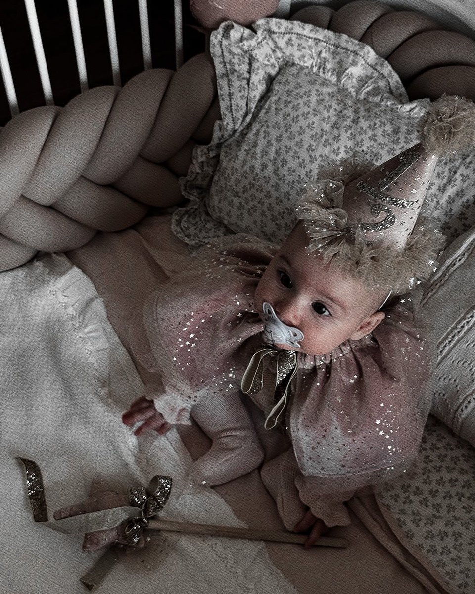 180 dias de sorrisos banguelas, olhinhos brilhando e um amor que não cabe no peito. Feliz 6 meses, meu pedacinho do céu! ☁️💖