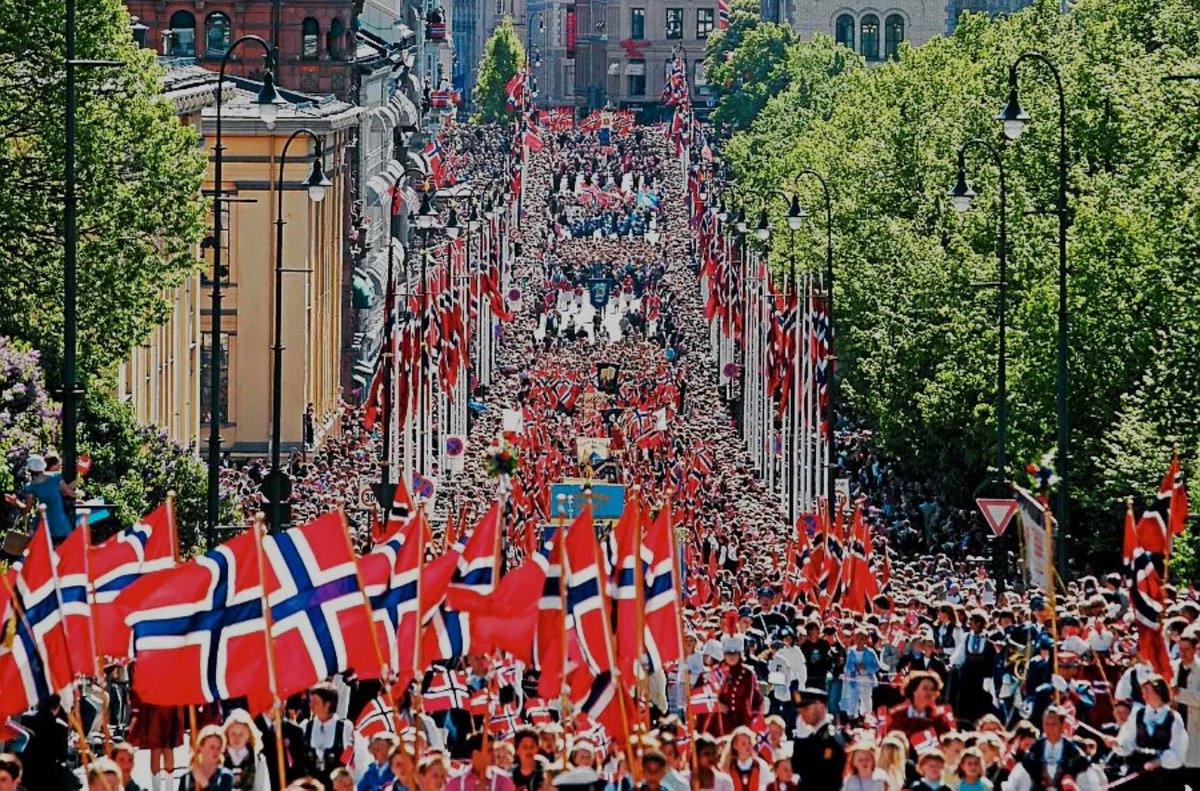 bendleruschka's tweet photo. 🇳🇴🇳🇴🇳🇴🇳🇴🇳🇴    17 MAI    🇳🇴🇳🇴🇳🇴🇳🇴🇳🇴

Tomorrow is Norway’s Constitution Day. It will be celebrated with children’s parades all over the country. 

Norway declared independence as a kingdom with the constitution that was signed 17 May in 1814. The constitution was an attempt to avoid being ceased by Sweden after the defeat of Denmark-Norway in the Napoleonic Wars. 

The plan did not succeed and in August 1814 the Union between Sweden and Norway was a fact.

Norway gained its freedom from Sweden on 7 June 1905.