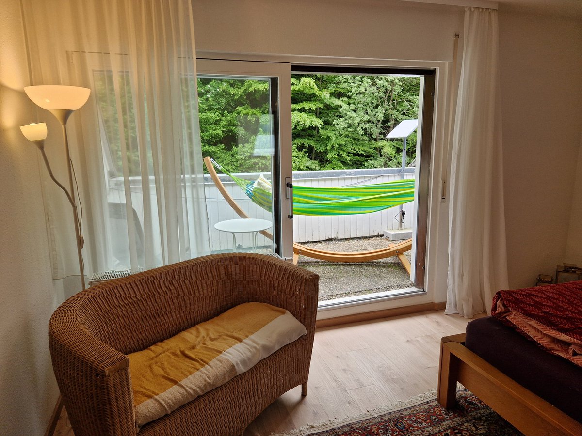 Guten Abend liebe Twitterfreunde, habt einen guten Start ins Wochenende! 🍷 🤗💫 Liebe Grüße aus Triberg. 

Wir bauen gerade die 2. Hängematte auf. Ich hatte völlig vergessen, wie toll man darin liegen kann. 😍 die glücklichen Gäste.