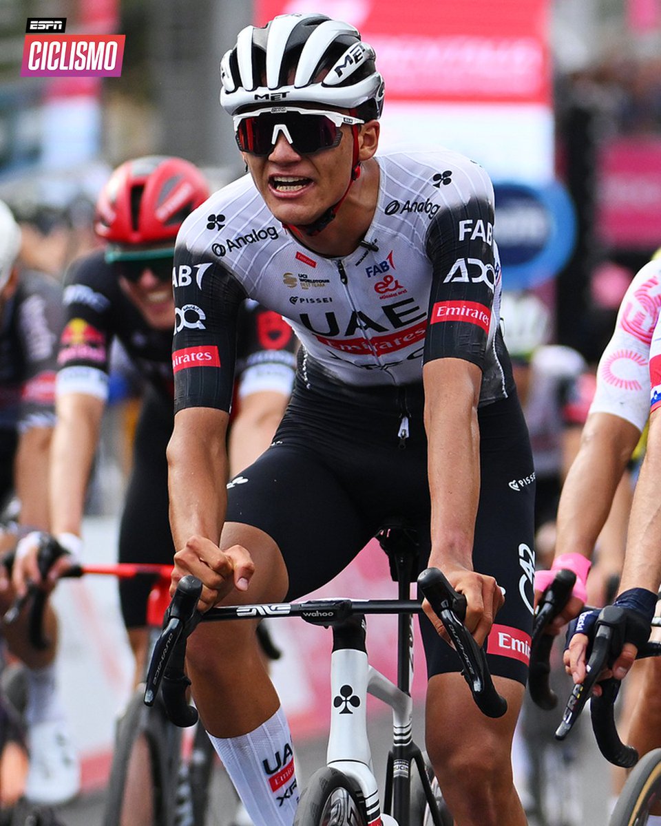 ¡EL MEJOR LATINO DEL GIRO! 🐂🇲🇽

El mexicano #IsaacDelToro ocupa el tercer puesto de la general y se ubica a 9" del esloveno Primoz #Roglic.