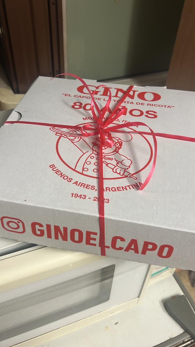 Hoy tuvimos Seminario de Grupo! Nacho nos contó sobre sus avances en el modelado de membranas poliméricas en agua 

y también comimos la mejor torta de ricota de la ciudad 😋