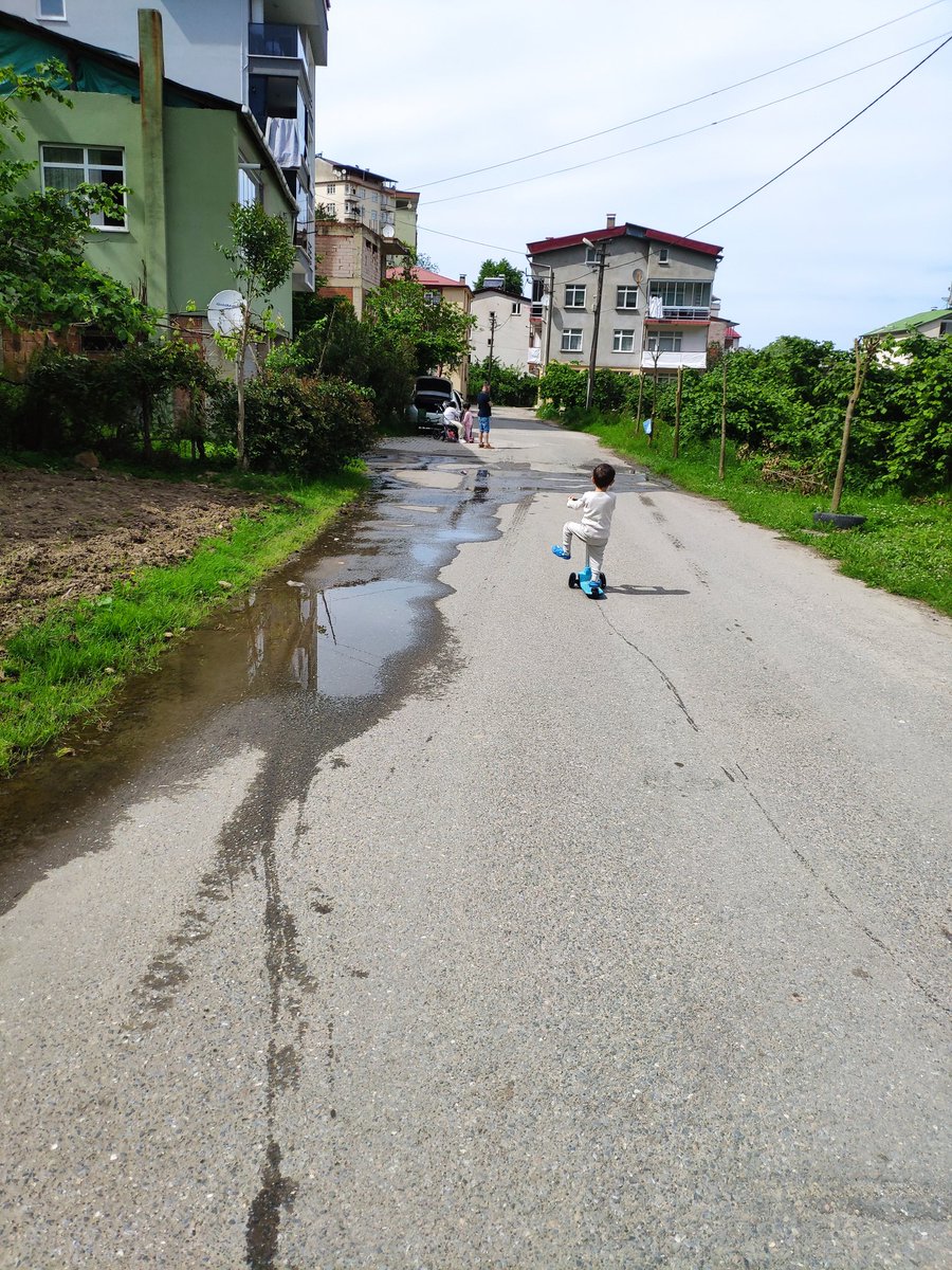 hibotr's tweet photo. @belediyegiresun Citlakkale cizmeci sok. Bakin artik cocuklarimiz su içinde oynuyorlar. https://t.co/OIXT9ypjBm