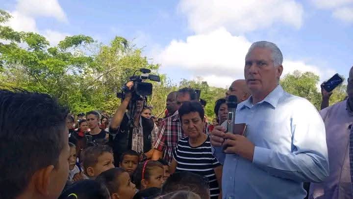 José Luis Granda Morejón (@grandamorejon) on Twitter photo Continúa nuestro Primer Secretario del Comité Central del <a href="/PartidoPCC/">Partido Comunista de Cuba</a> su recorrido por la provincia de #PinardelRío
Imágenes de su intercambio con el pueblo de Los Palacios. Antes estuvo en Consolación del Sur y ahora se encuentra en La Palma.
#Cuba Continúa nuestro Primer Secretario del Comité Central del <a href="/PartidoPCC/">Partido Comunista de Cuba</a> su recorrido por la provincia de #PinardelRío
Imágenes de su intercambio con el pueblo de Los Palacios. Antes estuvo en Consolación del Sur y ahora se encuentra en La Palma.
#Cuba