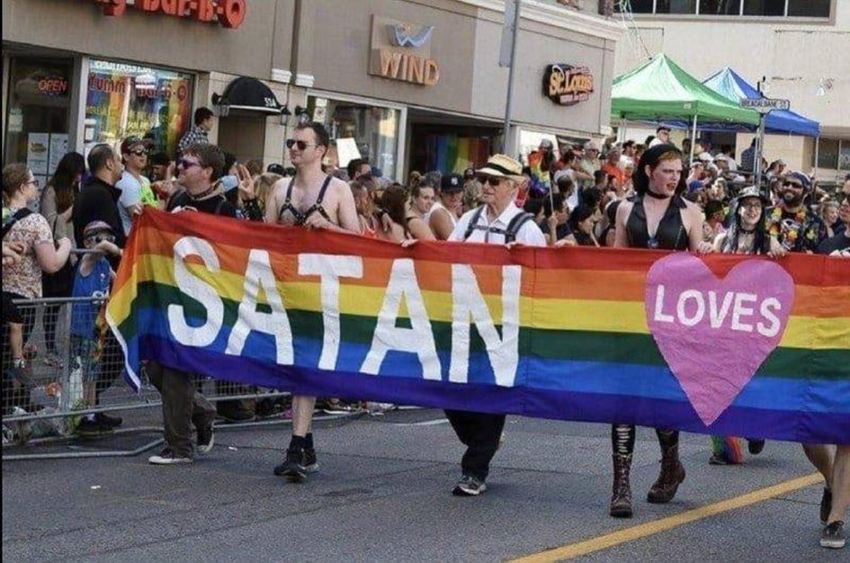 <a href="/nikitheblogger/">Neverforgetniki</a> dieser bunte Dreckslappen hat auf unserem Bundestag ebenso wenig was zu suchen wie die ukrainische oder israelische oder irgendeine andere Flagge. Auch die "EU"-Fahne nicht !!!!