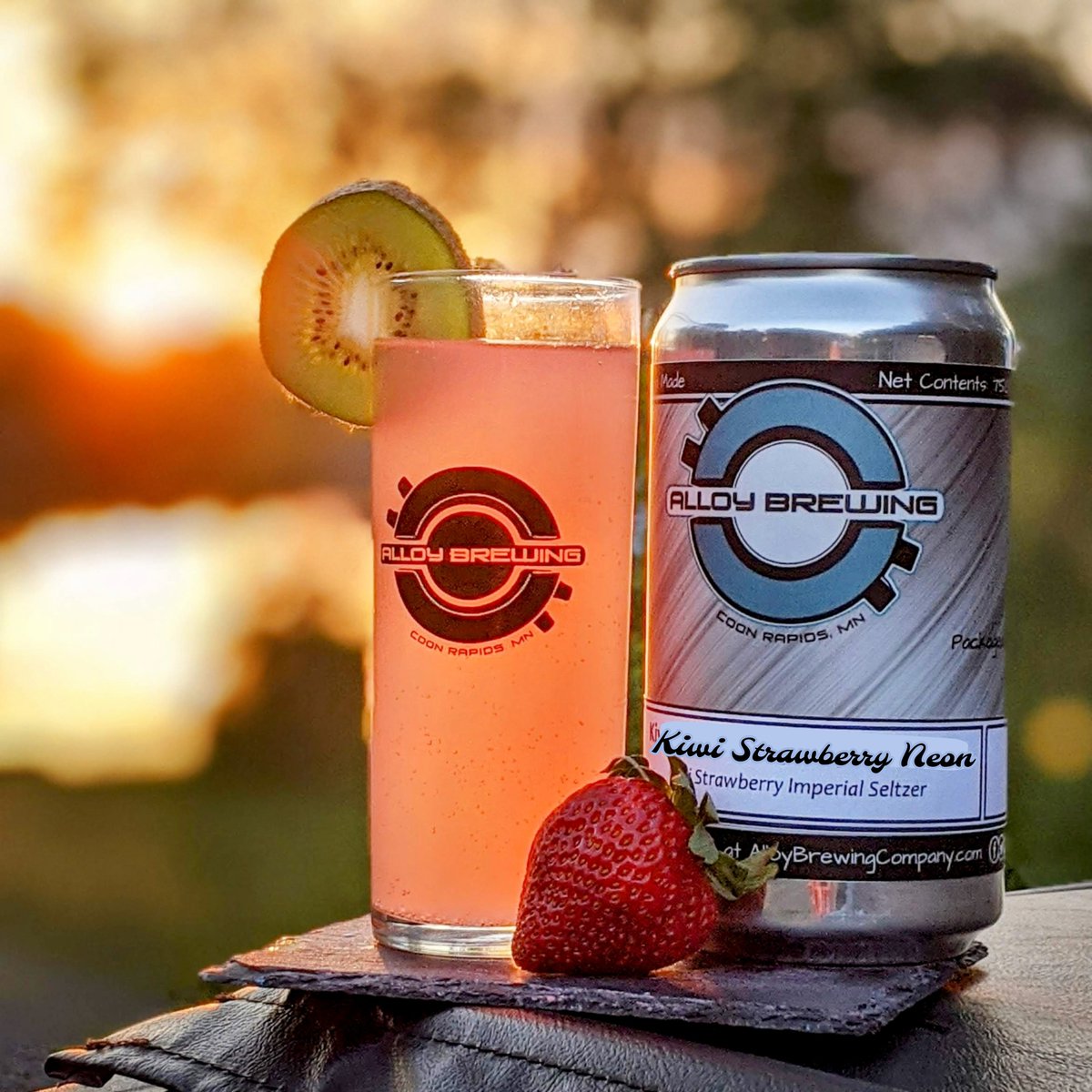 Two beer releases today! 
The GoldenRye - Roggenbier 5.3% ABV/15 IBU. 
Neon Strawberry and Kiwi Hard Seltzer - 5.1% ABV.
Food Truck Tong Thai Street Food is here from 3-7pm today to support the release!