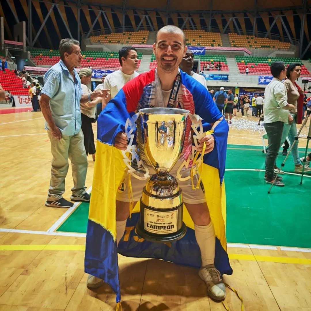 🔟 𝐄𝐋 𝐒𝐈́𝐌𝐁𝐎𝐋𝐎 𝐃𝐄 𝐅𝐀𝐁𝐈𝐀́𝐍 “𝐌𝐈𝐍𝐂𝐇𝐎” 𝐇𝐄𝐑𝐍𝐀́𝐍𝐃𝐄𝐙

🎩🔟 🪄 🏆👟
Hoy quiero hablar de Fabián “Mincho” Hernández o el “Mago”, como más le guste llamarlo o como lo conozcan.

Campeón Sudamericano y Mundial con Albion de Pan de Azúcar. El jugador que llevó