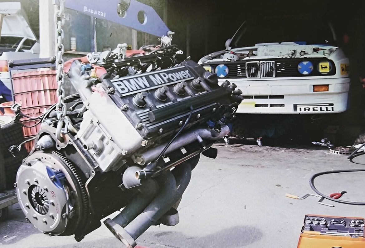 evo__master's tweet photo. ▶️ Cuando BMW presentó el S14, muchos se mostraron escépticos. Otro cuatro cilindros atmosférico contra los Cosworth Turbo y los V8 del DTM? Menuda broma!!

Lo que no sabían era que ese motor era un Frankenstein brillante. Un bloque con ADN M10 originado en los 60, pero con una tecnológica culata multiválvulas basaba en la del M88 del M1 Procar. Bloque "humilde" con corazón deportivo. Un motor que respiraba en la zona alta como ninguno, con una sonido de admisión por encima del de su escape.

Gracias a la afinación del genio Paul Rosche, los chasis DTM subían a más de 8.200 rpm como un violín de guerra, y cuenta la leyenda que los mecánicos los ajustaban con estetoscopios de doctor, escuchando cada válvula como si fueran relojeros suizos. En definitiva, el S14 fue como un M10 que fue al gimnasio y a la universidad al mismo tiempo.