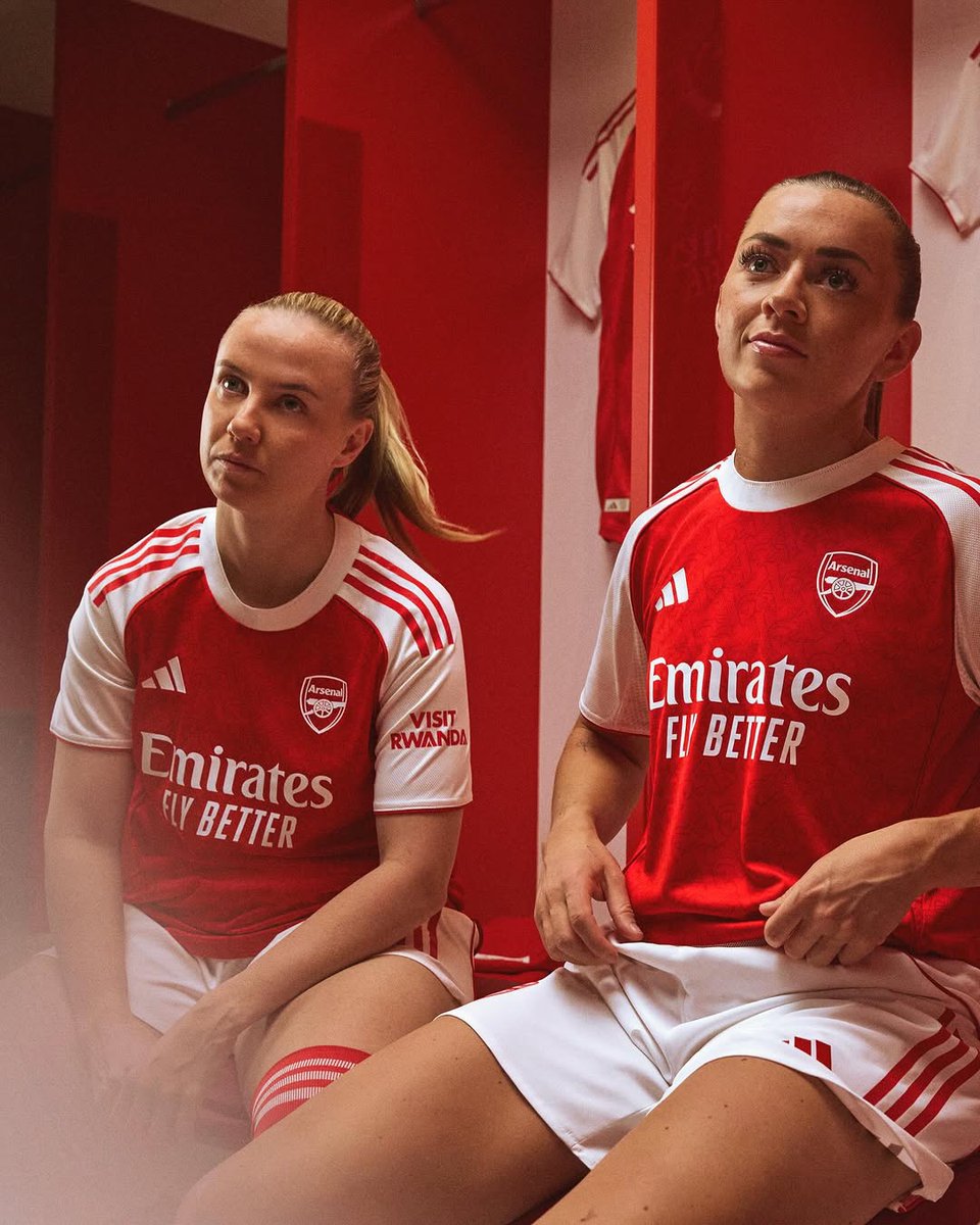 BoostOFeminin's tweet photo. #BOF : le nouveau maillot avec un retour au classique plutôt convaincant sur les joueuses d'Arsenal ❤️🤍
---
By @justdofootball_ | #JustRay https://t.co/elAXsyCF9t