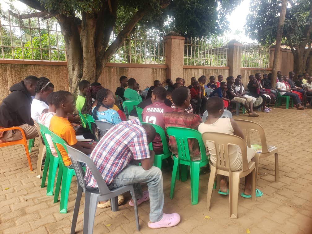Working with communities especially the young youth is one thing that we enjoy and treasure as team Uganda unites 🥰 focusing on creating community that are non violent, building peace and strengthening the capacity of these young youth for a bright future 🙏🥰😊