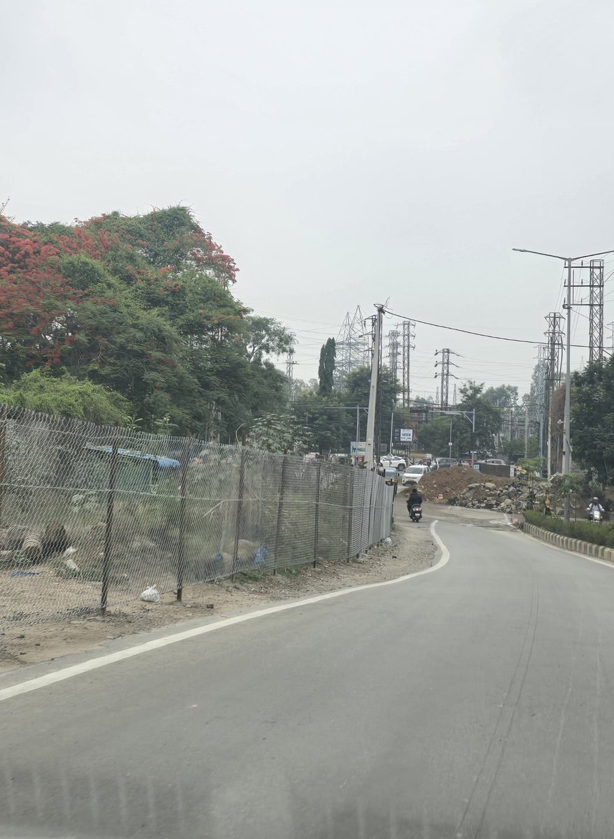 asinha's tweet photo. @hydrocks2 @sewrie @vikks @ZC_SLP @CommissionrGHMC @CoreenaSuares2 @ZC_SLP @CommissionrGHMC @Comm_HYDRAA @PrlsecyMAUD @revanth_anumula Sir in #GHMC limits,  anyone can block the road in day light to stop HCU T Jn road expansion plan (land left by SBI). Pls take action against the culprits &amp; fasttrack the junction development work @ the earliest. https://t.co/JZpMoBhFae