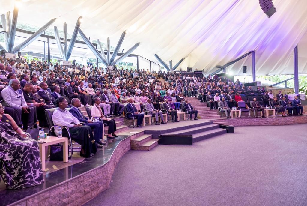PrimatureRwanda's tweet photo. PM Dr. Ngirente joined leaders &amp; staff from @PrimatureRwanda, @Rwanda_Justice, @RwandaInfra &amp; @RwandaLawReform in the 31st commemoration of the 1994 Genocide against the Tutsi, paying tribute to former staff of MINIJUST, MINITRAPE, &amp; MINITRANSCO who were victims of the Genocide. https://t.co/vsPRaVPqSo