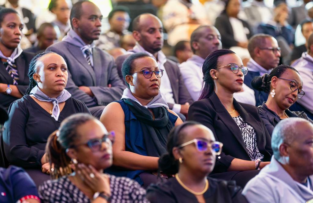 PrimatureRwanda's tweet photo. PM Dr. Ngirente joined leaders &amp; staff from @PrimatureRwanda, @Rwanda_Justice, @RwandaInfra &amp; @RwandaLawReform in the 31st commemoration of the 1994 Genocide against the Tutsi, paying tribute to former staff of MINIJUST, MINITRAPE, &amp; MINITRANSCO who were victims of the Genocide. https://t.co/vsPRaVPqSo