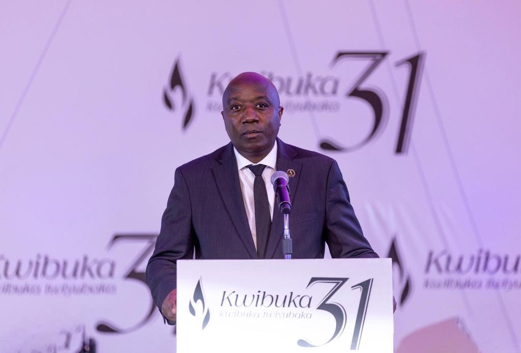 PrimatureRwanda's tweet photo. PM Dr. Ngirente joined leaders &amp; staff from @PrimatureRwanda, @Rwanda_Justice, @RwandaInfra &amp; @RwandaLawReform in the 31st commemoration of the 1994 Genocide against the Tutsi, paying tribute to former staff of MINIJUST, MINITRAPE, &amp; MINITRANSCO who were victims of the Genocide. https://t.co/vsPRaVPqSo