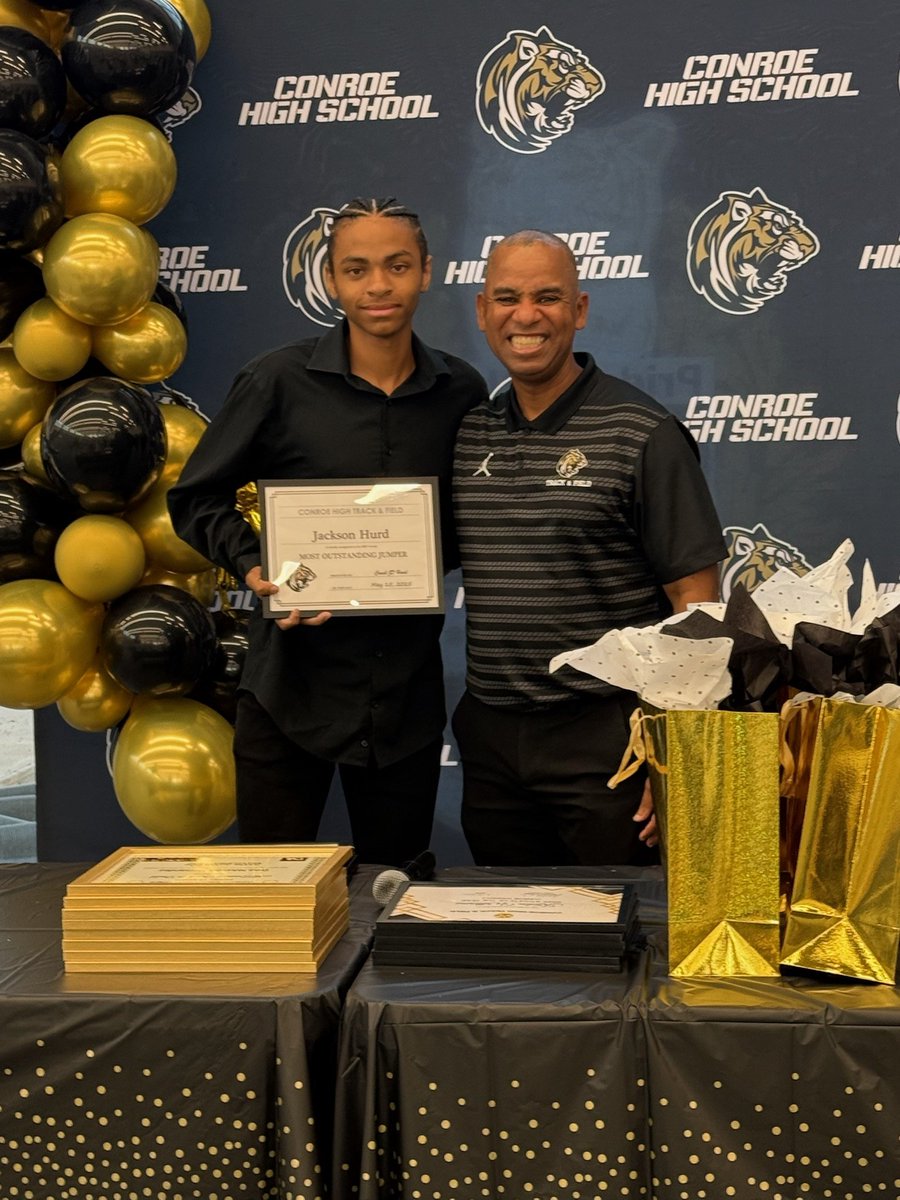 CoachHurd32's tweet photo. Blessings I appreciate 1. A Supportive Coach's Wife 2. Having the Opportunity To Coach My Sons 3. Coaching Alongside My Son. @CoachHardeman @ConroeBoysTrack @Tasha_Smith78 https://t.co/Z5bzCCJKbb