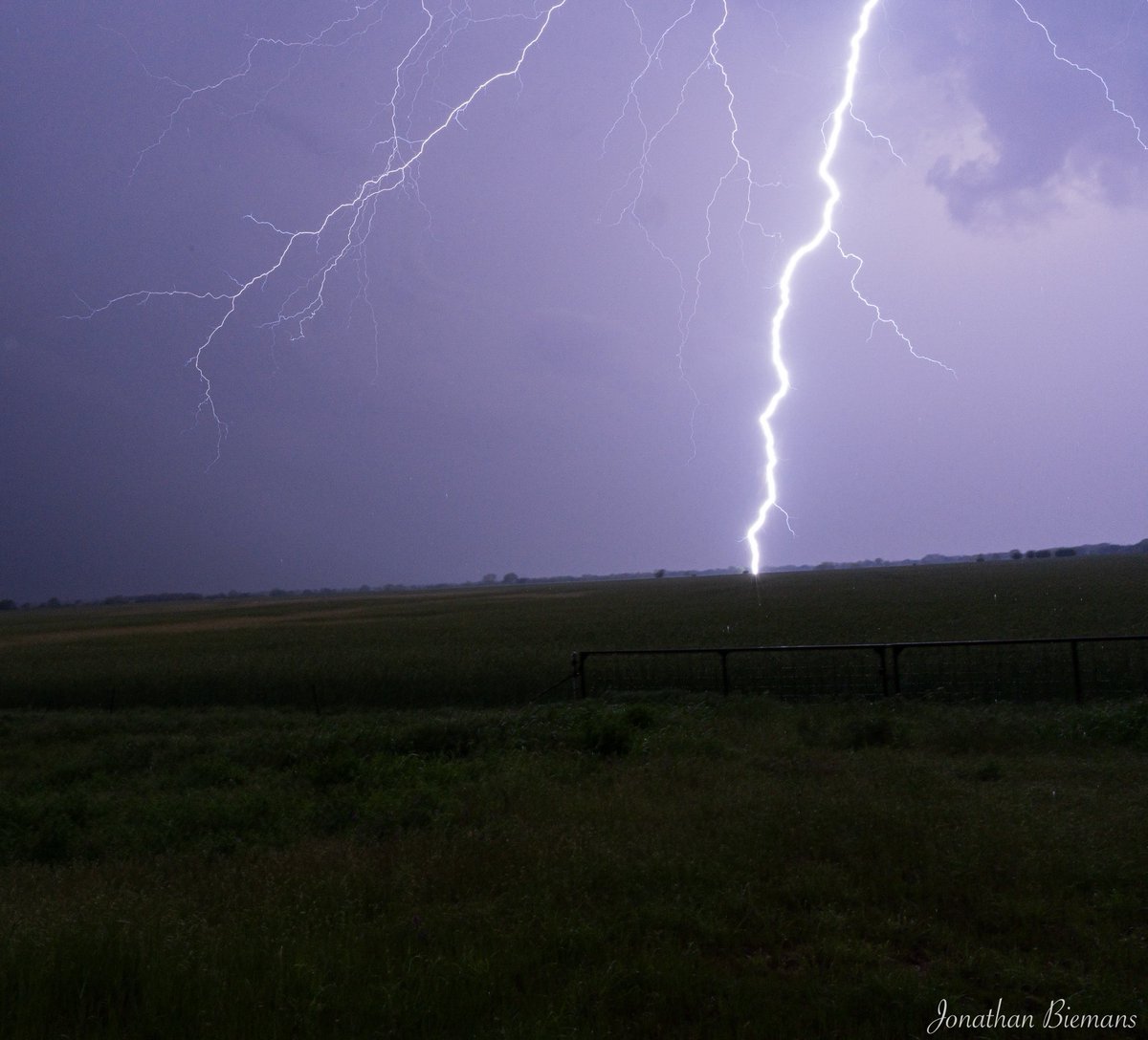 Decided to chase a night time MCS in Oklahoma on our way to Texas for the next big storm risk and wow did this storm show off! Intense frequent lightning and some awesome structure! More photos to come from this chase! 

Ringling, OK 
April 29, 2025 

#okwx #lightning #storm