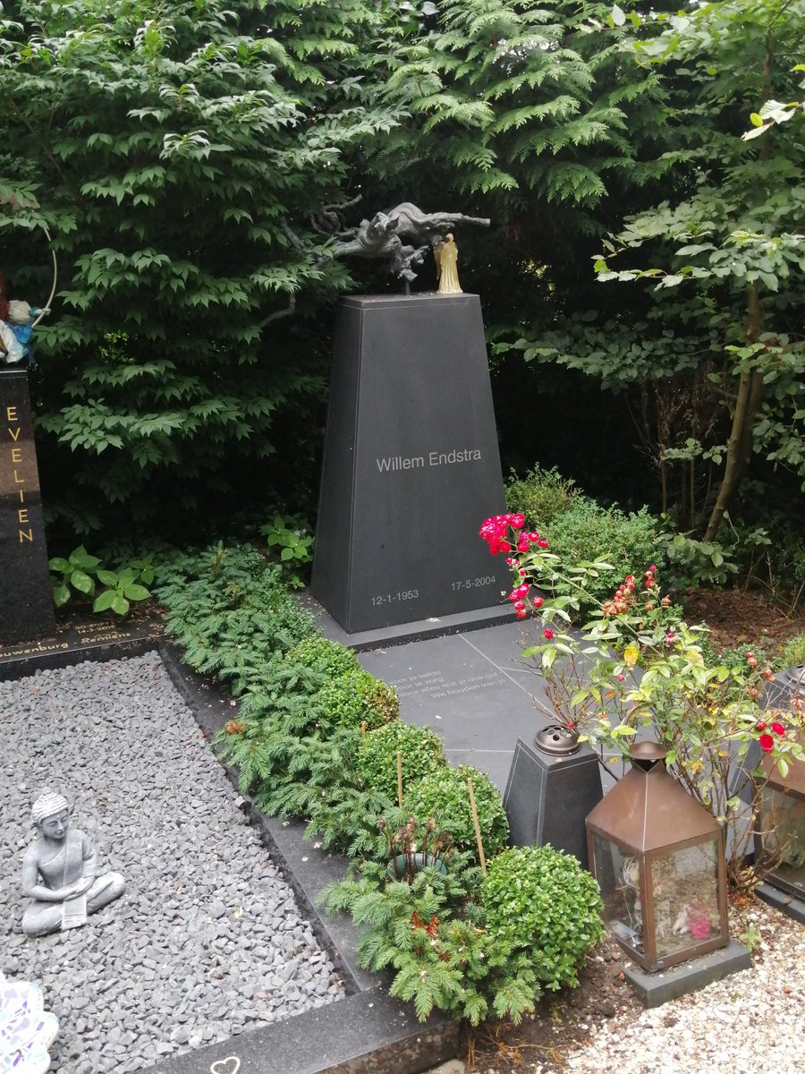 IRT_DELTA's tweet photo. Willem #Endstra de bankier van de onderwereld
12 januari 1953 – 17 mei 2004 Vandaag 21 jaar geleden geliquideerd voor zijn kantoor op de Apollolaan in Amsterdam #Holleeder is oa voor deze liquidatie als opdrachtgever veroordeeld tot levenslang
Endstra ligt begraven op #Zorgvlied https://t.co/KD8WMPOc57