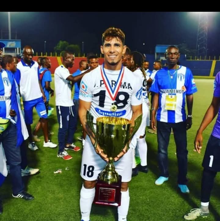 DavesStark1's tweet photo. Jhonny parima 🇭🇹 (vénézuélien) naturalisé haïtien a connu beaucoup de gloire avec le club de la Capitale !!!
#violetteac 💙🤍 comme ,
Champions 2ème division : 🏆
Champions Nationale 1ère division : 🏆
Carribean CUP : 🏆 https://t.co/WLhHh8oZ9M