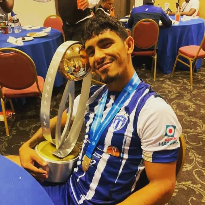 DavesStark1's tweet photo. Jhonny parima 🇭🇹 (vénézuélien) naturalisé haïtien a connu beaucoup de gloire avec le club de la Capitale !!!
#violetteac 💙🤍 comme ,
Champions 2ème division : 🏆
Champions Nationale 1ère division : 🏆
Carribean CUP : 🏆 https://t.co/WLhHh8oZ9M
