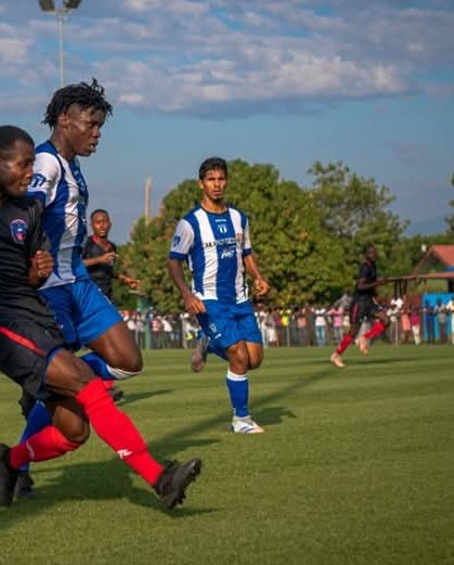 DavesStark1's tweet photo. Jhonny parima 🇭🇹 (vénézuélien) naturalisé haïtien a connu beaucoup de gloire avec le club de la Capitale !!!
#violetteac 💙🤍 comme ,
Champions 2ème division : 🏆
Champions Nationale 1ère division : 🏆
Carribean CUP : 🏆 https://t.co/WLhHh8oZ9M