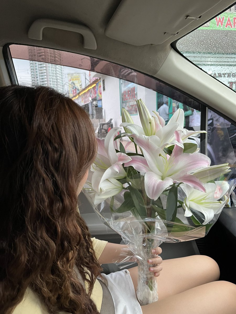 hiwigOooagain's tweet photo. Lily memang SECANTIK itu DAN WANGIIIIIIINYA KHAS BANGET i'm obsessed, konsisten dari awal pacaran sampai sekarang selalu dikasihnya Lily instead of rose 🥹💕💐

bahkan parfumeku wangi Lily ehehe https://t.co/CdBYEeqLsD