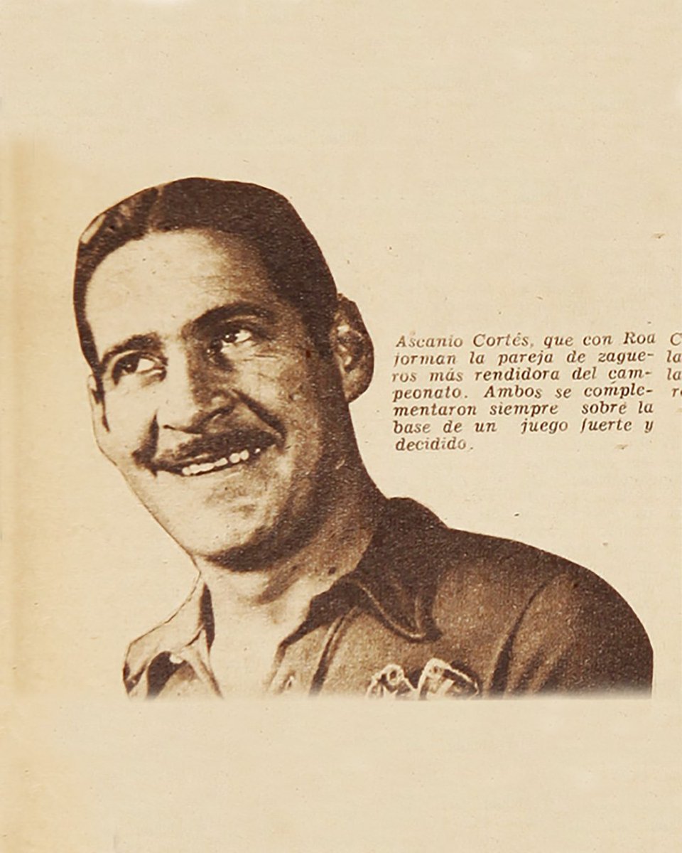 audaxitaliano's tweet photo. ¿QUÉ TIENEN EN COMÚN ASCANIO CORTÉS Y RAMIRO CORTÉS? 🤔

Familiarmente nada, solo los unía el apellido, pero se trata de un apellido fuerte y que marcó historia en Audax Italiano entre la década del 30 y del 60.

Vamos a partir por Don Ascanio Cortés, quien en palabras simples fue considera durante décadas como el mejor defensor central chileno de la historia. En 1934 con 20 años de edad llegó a nuestro equipo desde Tocopilla, su ciudad natal. Si bien comenzó a jugar en puestos más adelantados, fue en una gira a Perú donde por primera vez se desempeñó como zaguero en reemplazo de un compañero lesionado. 

Fue puntual del primer título en la historia de Audax Italiano en 1936 y a partir de 1937 tuvo como compañero a Humberto Roa, con quiénes conformaron una destacada dupla que marcó época en el país. Tras 5 años en el Club, en 1939 fue transferido a River Plate, siendo uno de los primeros futbolistas en cruzar hacia Argentina. En 1940 regresó a Audax para jugar hasta 1942, contabilizando un total de 132 partidos y 19 goles.

Historia aparte su lazo con la Selección 🇨🇱, siendo convocado entre los años 1936 y 1941 participando de 4 campeonatos sudamericanos, siendo incluso capitán en algunos de aquellos encuentros.

El Estadio Municipal de Tocopilla lleva su nombre en homenaje a su increíble carrera futbolística 🏟️

¿Y RAMIRO? Ramiro Cortés fue mediocampista y defendió la camiseta Audina un total de 269 partidos con 38 goles, siendo el séptimo jugador con más encuentros disputados en la historia de Audax Italiano. 

Oriundo de La Serena, llegó a nuestro Club con 19 años en el 1950 y de inmediato destacó pues fue elegido como Jugador Revelación de aquel año debut. 

Jugó ininterrumpidamente en Audax Italiano desde 1950 a 1961, siendo campeón y puntal del equipo campeón de 1957. Además fue elegido el Mejor Jugador del Año en 1960 y parte del equipo ideal de 1961. 

También fue Seleccionado Nacional 🇨🇱 disputando las clasificatorias mundialistas de Suiza 1954, el Sudamericano de 1953 y los Panamericanos de 1952 y 1956.

¿Les cabe alguna duda de porqué ambos Cortés marcaron una época en el Fútbol Chileno? 👀

#ForzaAudax🇮🇹