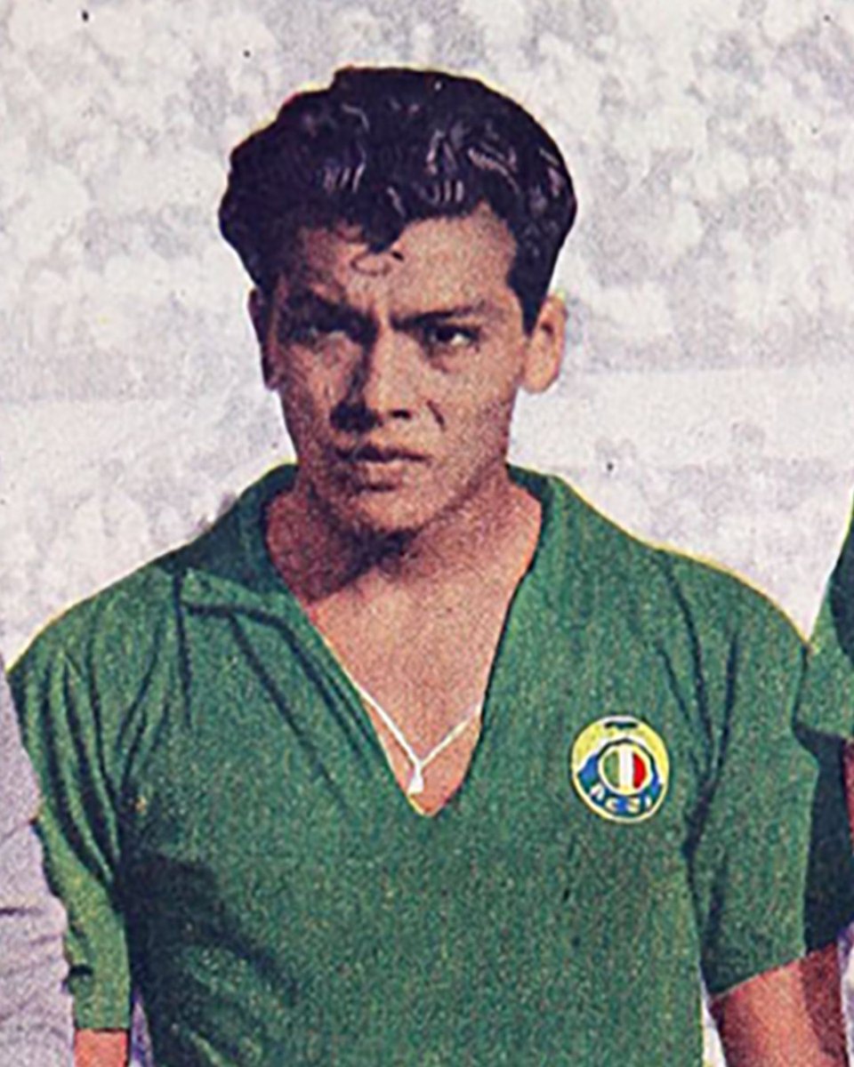 audaxitaliano's tweet photo. ¿QUÉ TIENEN EN COMÚN ASCANIO CORTÉS Y RAMIRO CORTÉS? 🤔

Familiarmente nada, solo los unía el apellido, pero se trata de un apellido fuerte y que marcó historia en Audax Italiano entre la década del 30 y del 60.

Vamos a partir por Don Ascanio Cortés, quien en palabras simples fue considera durante décadas como el mejor defensor central chileno de la historia. En 1934 con 20 años de edad llegó a nuestro equipo desde Tocopilla, su ciudad natal. Si bien comenzó a jugar en puestos más adelantados, fue en una gira a Perú donde por primera vez se desempeñó como zaguero en reemplazo de un compañero lesionado. 

Fue puntual del primer título en la historia de Audax Italiano en 1936 y a partir de 1937 tuvo como compañero a Humberto Roa, con quiénes conformaron una destacada dupla que marcó época en el país. Tras 5 años en el Club, en 1939 fue transferido a River Plate, siendo uno de los primeros futbolistas en cruzar hacia Argentina. En 1940 regresó a Audax para jugar hasta 1942, contabilizando un total de 132 partidos y 19 goles.

Historia aparte su lazo con la Selección 🇨🇱, siendo convocado entre los años 1936 y 1941 participando de 4 campeonatos sudamericanos, siendo incluso capitán en algunos de aquellos encuentros.

El Estadio Municipal de Tocopilla lleva su nombre en homenaje a su increíble carrera futbolística 🏟️

¿Y RAMIRO? Ramiro Cortés fue mediocampista y defendió la camiseta Audina un total de 269 partidos con 38 goles, siendo el séptimo jugador con más encuentros disputados en la historia de Audax Italiano. 

Oriundo de La Serena, llegó a nuestro Club con 19 años en el 1950 y de inmediato destacó pues fue elegido como Jugador Revelación de aquel año debut. 

Jugó ininterrumpidamente en Audax Italiano desde 1950 a 1961, siendo campeón y puntal del equipo campeón de 1957. Además fue elegido el Mejor Jugador del Año en 1960 y parte del equipo ideal de 1961. 

También fue Seleccionado Nacional 🇨🇱 disputando las clasificatorias mundialistas de Suiza 1954, el Sudamericano de 1953 y los Panamericanos de 1952 y 1956.

¿Les cabe alguna duda de porqué ambos Cortés marcaron una época en el Fútbol Chileno? 👀

#ForzaAudax🇮🇹