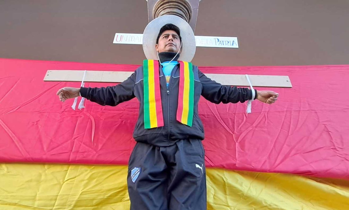 Activista se crucifica para pedir a los opositores que se unan
Créditos: Erbol 
erbol.com.bo/el-%C3%A1nfora…