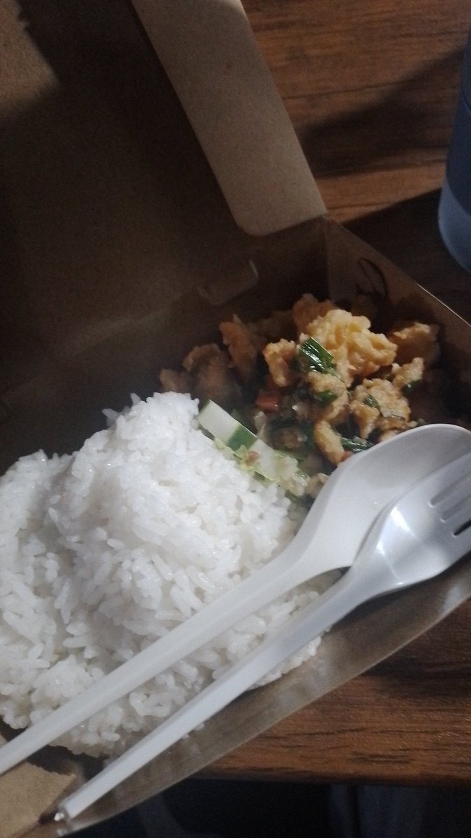 apeerire's tweet photo. Kalo aja nasi ayam cabe garem tenant 8 wujud nya org udah gua ebrut 🤍💯 https://t.co/bLBj9F8xTb