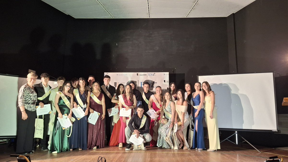 EscolaJoan23's tweet photo. BAT | Avui hem celebrat l’acte de graduació de l’alumnat de #2BAT 
Tanquem una etapa i iniciem una altra plena de reptes i noves i•lusions.
Molta sort a tots i totes!!
📸👇 https://t.co/zGdSLun3es