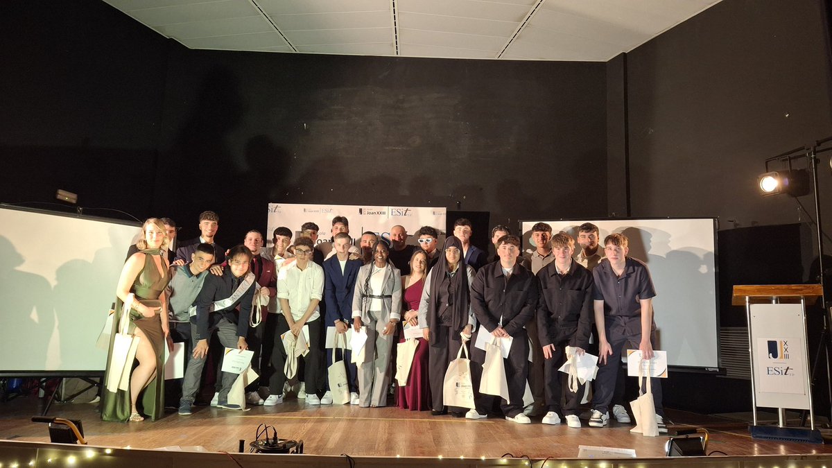 EscolaJoan23's tweet photo. BAT | Avui hem celebrat l’acte de graduació de l’alumnat de #2BAT 
Tanquem una etapa i iniciem una altra plena de reptes i noves i•lusions.
Molta sort a tots i totes!!
📸👇 https://t.co/zGdSLun3es