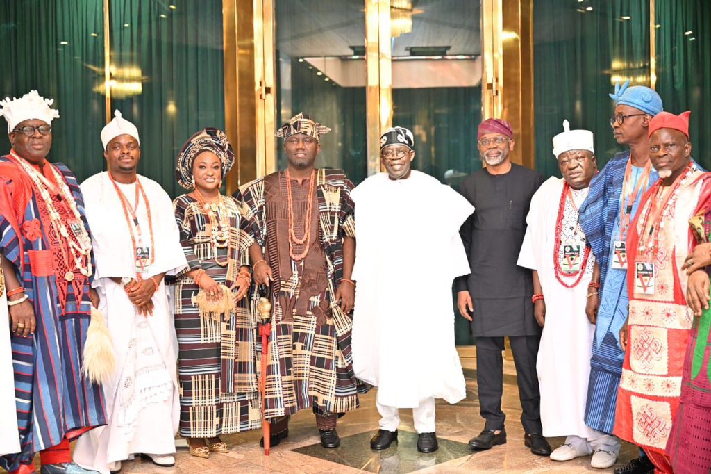 Blueprint_ng's tweet image. President Bola Ahmed Tinubu, GCFR, welcomed His Imperial Majesty, Oba Abimbola Akeem Owoade I, the 46th Alaafin of Oyo, for a courtesy visit at the Presidential Villa.

#VillaToday #Tinubu