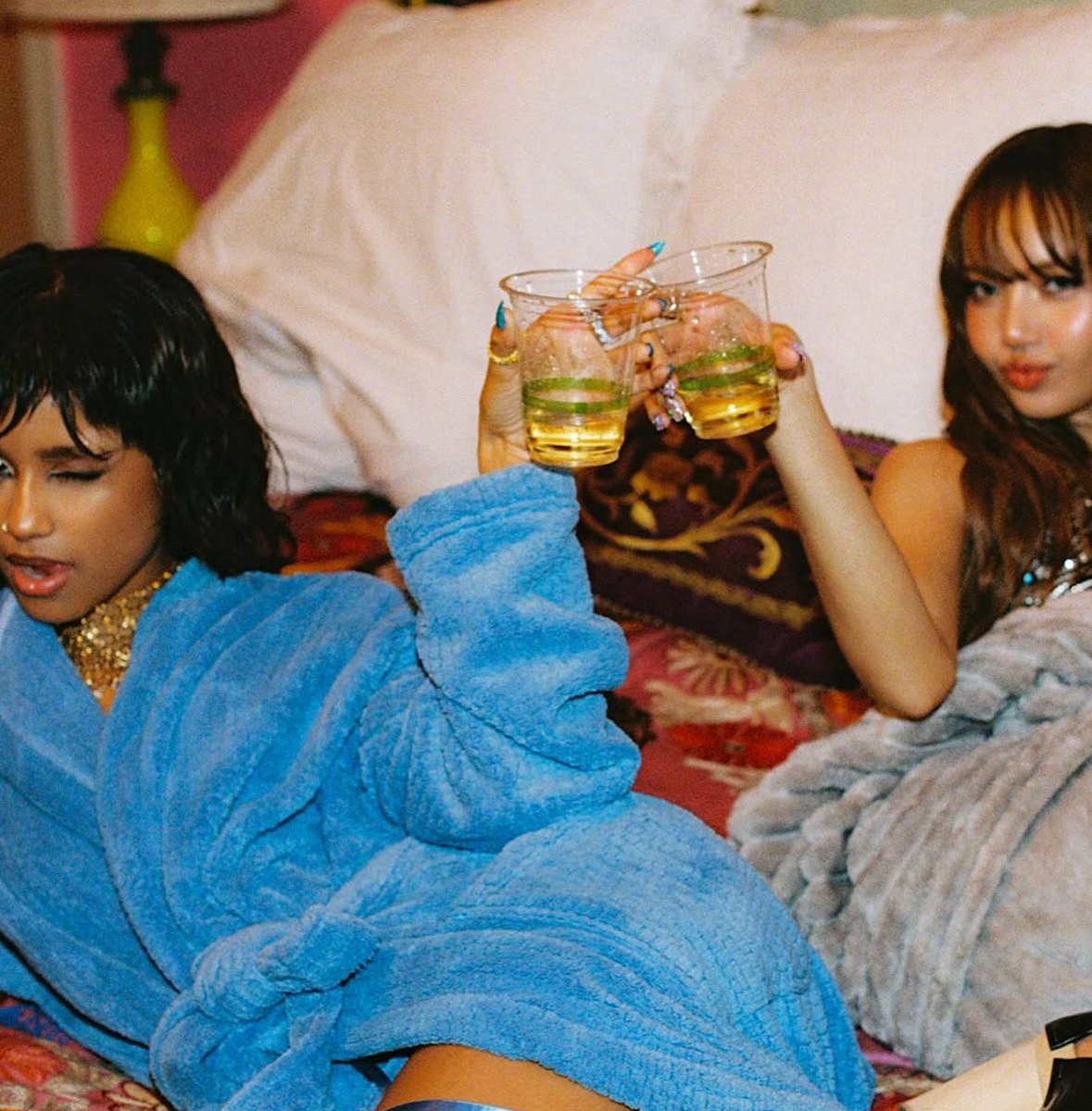 lalisamgger's tweet photo. LISA AND TYLA 😍😍😍 https://t.co/03SSb71ckD