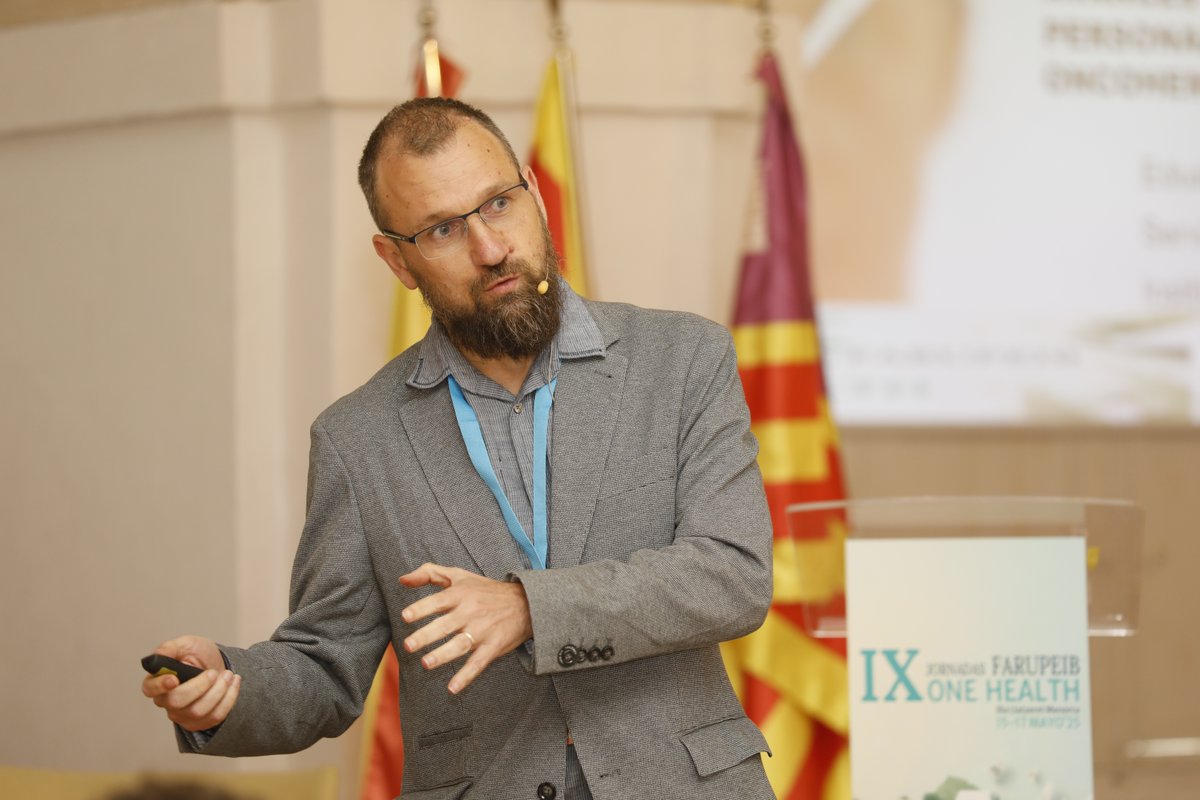 farupeib's tweet photo. @ManuFPerez @elfarodehuse @ClaraLezcano4 @ICO_oncologia 🎙️ @FortEduard de @ICO_oncologia ha repasado los últimos avances en medicina personalizada en #oncología desde la visión de la farmacia hospitalaria para concluir la mesa

#lazaretofh25 https://t.co/xkRAp2chxx