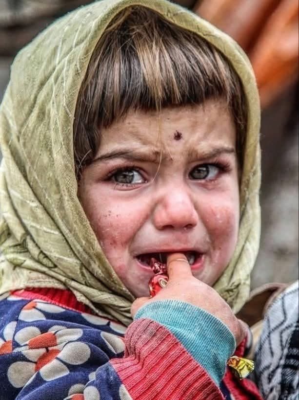 İçimde kocaman bir ağlamak var,
Sanki çocukluğundan kalma.