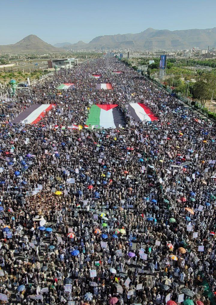 Nexo_Latino's tweet photo. ✊🏻🇵🇸🇾🇪Los yemeníes vuelven a congregarse en la plaza Al Sabeen de Saná, la capital, en otra manifestación de un millón de personas en solidaridad con el pueblo palestino en medio del actual genocidio estadounidense-israelí en #Gaza.
#Yemen https://t.co/kDxuvyEPF3