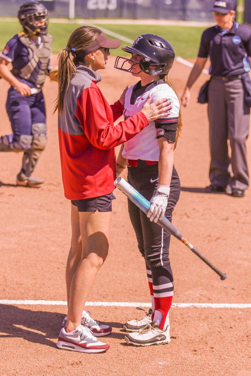 UIndySoftball's tweet photo. 9⃣ runs scored ✅
1⃣-hit shutout ✅
0⃣ fielding errors ✅

#D2SB x #ONEHOUND https://t.co/wqHMQ5V1SV
