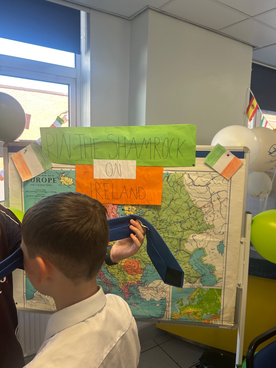 MissDolan11's tweet photo. Such a brilliant couple of days celebrating diversity @LourdesSec for #CultureFest A great event organised by @SocialsubLourde 
So proud to be an immigrant and a member of this school community 🌎🤍 https://t.co/zujyj56xTt