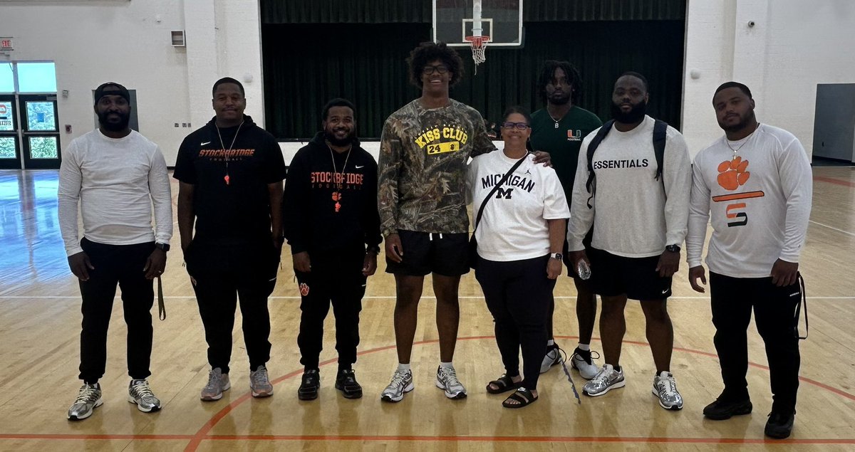 Stockbridge Football (@bridgeboysfb) on Twitter photo Alumni love hits different 💚🧡 our very own <a href="/_thereal5ct/">Chase Taylor</a> now reppin’ Michigan, came back and sponsored the team meal before our Spring Game.
Once Family, Always Family! #GoBlue
#1team1family #Recruitthebridge <a href="/Coach_Bama/">Kendrick Callier</a> <a href="/AngelaTFBallmom/">Angela Taylor</a> Alumni love hits different 💚🧡 our very own <a href="/_thereal5ct/">Chase Taylor</a> now reppin’ Michigan, came back and sponsored the team meal before our Spring Game.
Once Family, Always Family! #GoBlue
#1team1family #Recruitthebridge <a href="/Coach_Bama/">Kendrick Callier</a> <a href="/AngelaTFBallmom/">Angela Taylor</a>