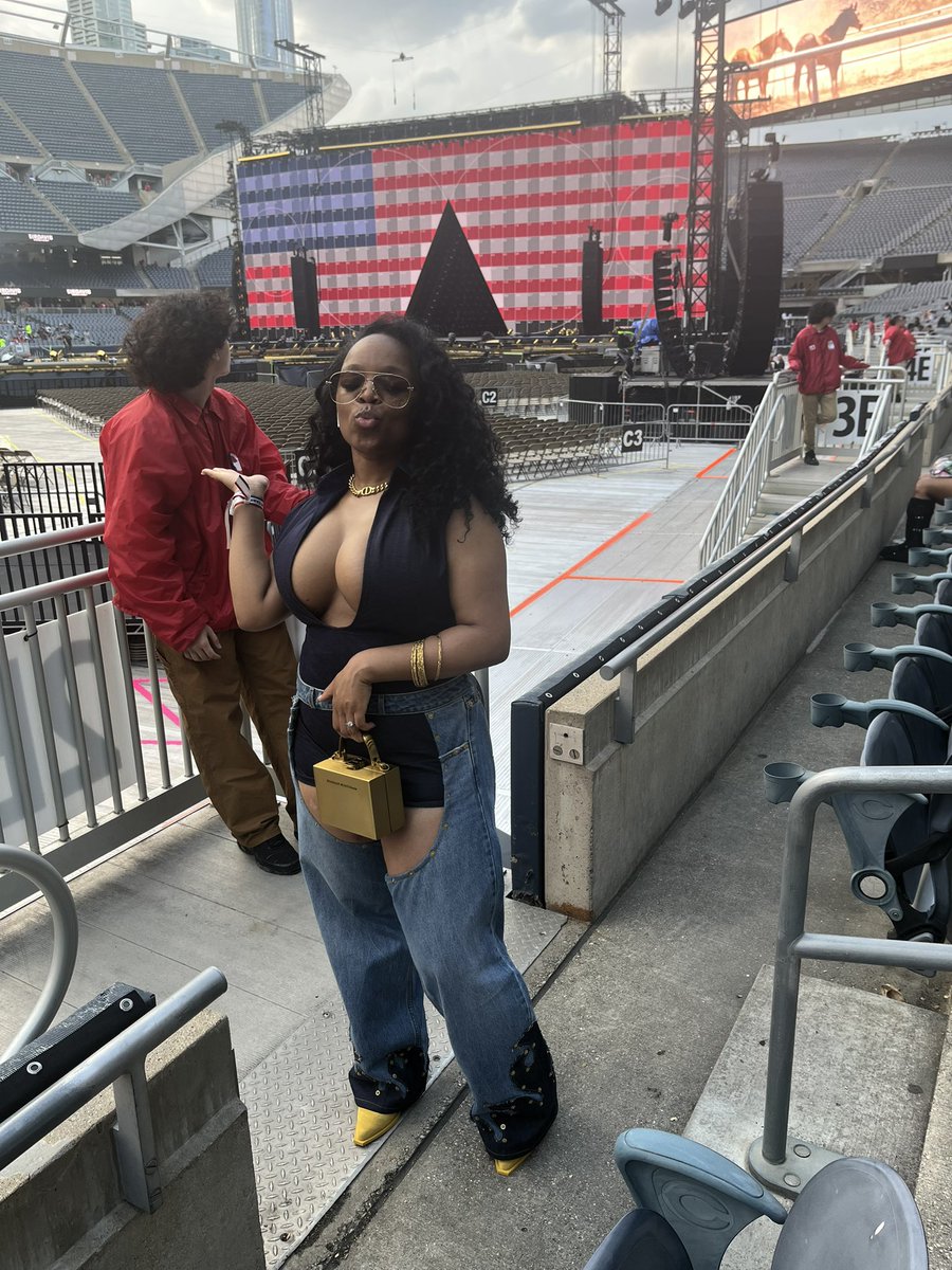 CHEETAH__FEEN's tweet photo. #CowboyCarterWorldTour #soliderfield #chicago #beyhive #COWBOYCARTER #kickinitwithiv 🐝 🤠 💥 https://t.co/pVAGGqFMq7