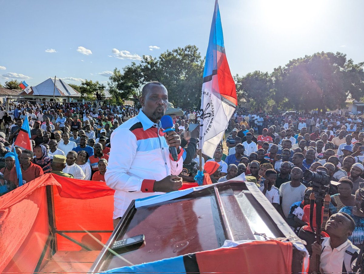 IAMartin_'s tweet photo. CHADEMA ni washindi ndani ya nyoyo za watanzania. CHADEMA ni zaidi ya chama cha siasa, imevuka sasa ni imani kubwa kwa watu. Hii ni leo. Mwakitolyo-Solwa na Shinyanga Mjini wamejitokeza kusikiliza elimu ya nzito yq #noreformsnoelection. Hiki ni chama tumepewa na Mungu. Tukilinde. https://t.co/jzAo93TizS