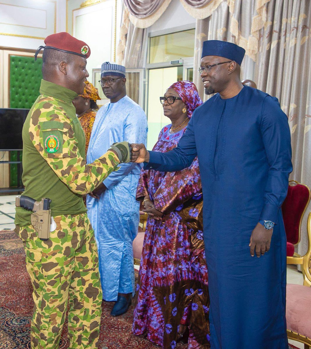 Noo_IDcard's tweet photo. ‼️ Le PM @SonkoOfficiel reçu par le Président de la transition du Burkina Faso 🇧🇫 Ibrahima Traoré https://t.co/BF77gSMHQh