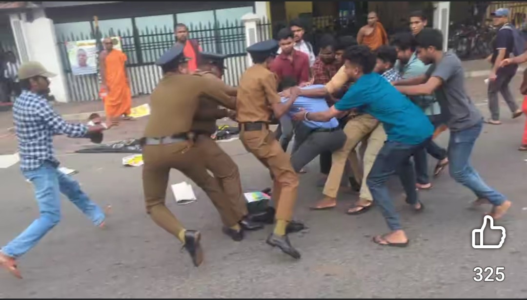 EmDeeS11's tweet photo. All nine students, including the Convenor of the @IUSFSL Madushan Chandrajith, have been released on bail by the Maligakanda MC, after being arrested from a protest outside the Health Min earlier today.
#NoRightToProtest
#ProtectTheProtest #lka https://t.co/w0aMBXS5xO